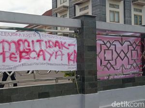 Spanduk Mosi Tidak Percaya KPU di Tengah Pelantikan PPS Majalengka