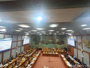 Legislator di Depan Nadiem: Fajar Sad Boy Lebih Top dari Juara Olimpiade