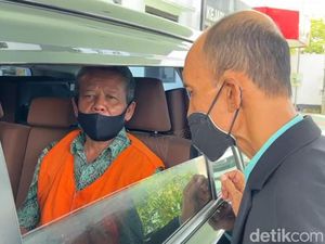 Tersangka Korupsi Pupuk Bersubsidi Rp 1, 64 M di Madiun Ditahan Tersangka Korupsi Pupuk Bersubsidi Rp 1, 64 M di Madiun Ditahan