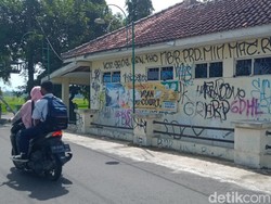 Parah! Tembok Polindes-Sekolah di Jomboran Klaten Penuh Coretan
