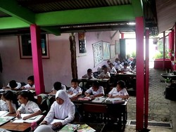 Tolong! Atap Ruang Kelas SD di Pati Jebol, Siswa Belajar di Lahan Parkir