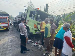 Truk Trailer Tabrak Jembatan di Grobogan, Jalan Purwodadi-Blora Macet