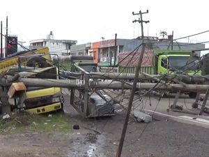 Truk Tabrak Tiang-Gardu PLN, 120 Rumah Warga di Jambi Mati Listrik