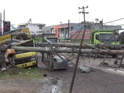 Truk Tabrak Tiang-Gardu PLN, 120 Rumah Warga di Jambi Mati Listrik
