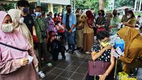 Potret Warga Antre Vaksin Booster Kedua di Balai Kota DKI Jakarta