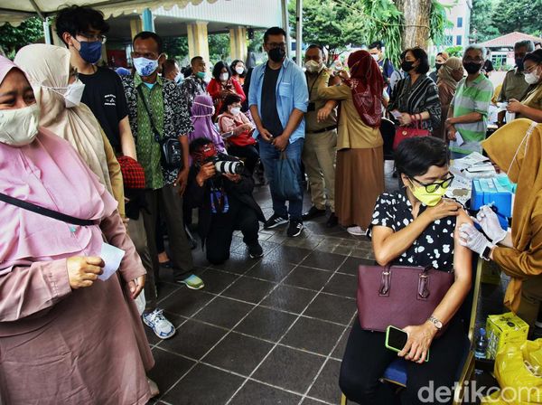 Potret Warga Antre Vaksin Booster Kedua di Balai Kota DKI Jakarta