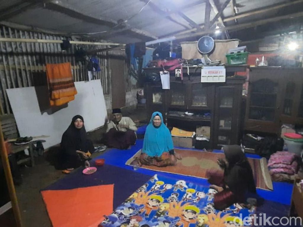 Gempa Guncang Cianjur, Warga Kembali Mengungsi ke Tenda