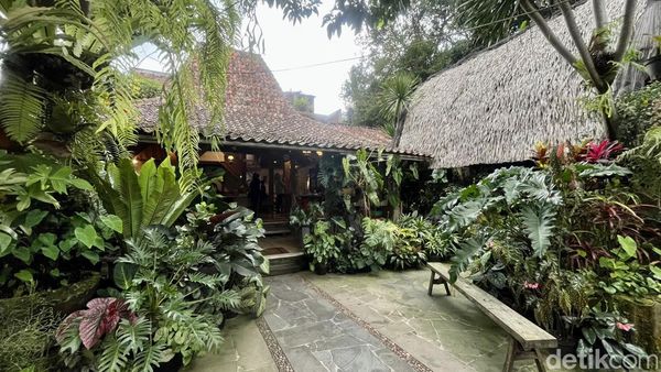 Makan Yamien Sambil Menikmati Suasana Sejuk Dago di Warung Lela