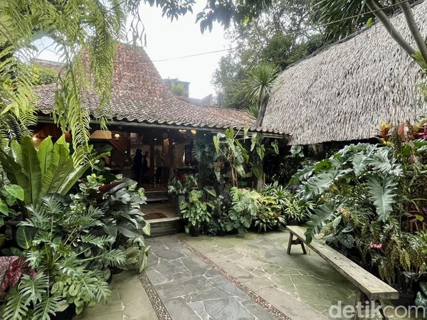 Makan Yamien Sambil Menikmati Suasana Sejuk Dago di Warung Lela