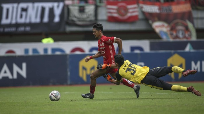 Aji Kusuma mencetak gol ke gawang PSM Makassar dalam lanjutan Liga 1 2022