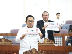 F-PKS DPRD Sumut Angkat Poster Tolak Kenaikan Biaya Haji saat Paripurna