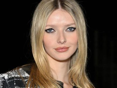7 Gaya Apple Martin, Anak Gwyneth Paltrow Tampil Perdana di Paris Fashion Week