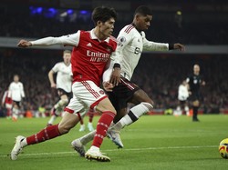 Meski Dikecam, Gary Neville Bersikukuh Arsenal Akan Finis di Bawah MU