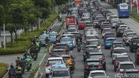 Awas! Lalin di Depan GBK Juga Macet