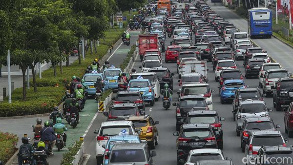 Awas! Lalin di Depan GBK Juga Macet