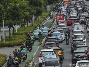 Awas! Lalin di Depan GBK Juga Macet