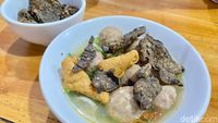 Kriuk Renyah! Bakso Topping Tahu dan Paru Goreng Racikan Pade Jangkung