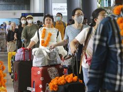 Шанхай бали. Китай и Индонезия. Tourists in China.