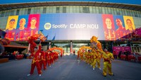 Atraksi barongsai pun tidak absen. Foto: Dok.FC Barcelona