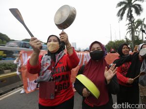 Heboh! PRT Bawa Alat Masak Geruduk Gedung DPR