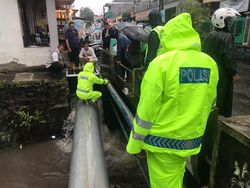 Bocah di Malang Hilang Terperosok ke Selokan Saat Motor Ibu Mogok