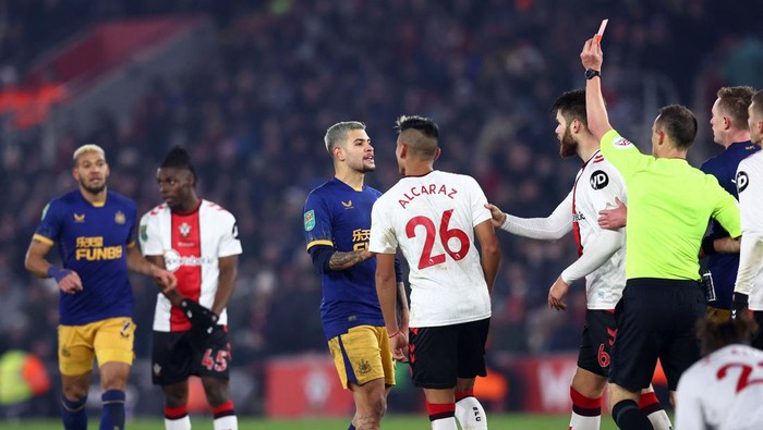 Soccer Football - Carabao Cup - Semi Final - First Leg - Southampton v Newcastle United - St Mary's Stadium, Southampton, Britain - January 24, 2023 Southampton's Duje Caleta-Car is shown a red card by referee Stuart Attwell REUTERS/David Klein