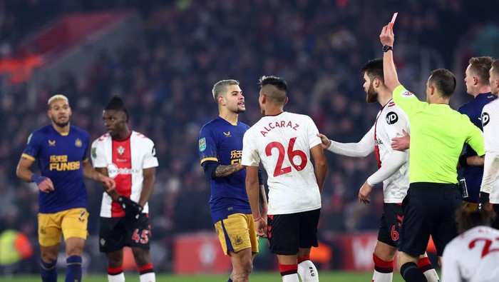 Duje Caleta-Car Soccer Football - Carabao Cup - Semi Final - First Leg - Southampton v Newcastle United - St Mary's Stadium, Southampton, Britain - January 24, 2023 Southampton's Duje Caleta-Car is shown a red card by referee Stuart Attwell REUTERS/David Klein