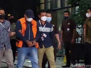 Tangan Diborgol, Eks Panglima GAM Tersangka Korupsi Tiba di KPK