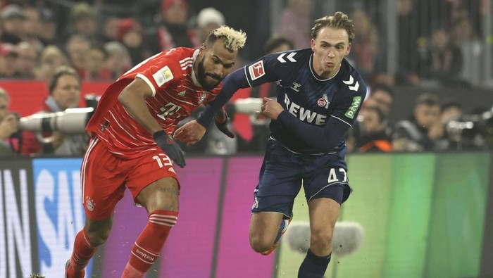 Bayerns Eric Maxim Choupo-Moting, left, challenges for the ball with Colognes Dimitrios Limnios during the Bundesliga soccer match between Bayern Munich and FC Cologne at the Allianz Arena in Munich, Germany, Tuesday, Jan. 24, 2023. (AP Photo/Alexandra Beier)