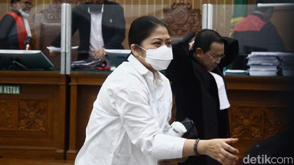 Foto: 5 Jam Putri Candrawathi Curhat lewat Pledoi