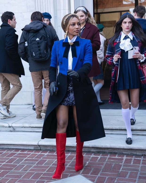 Foto: instagram.com/gossipgirl Seragam sekolah karakter Monet/