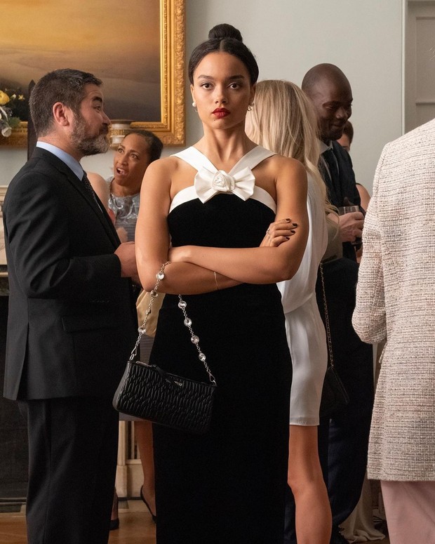 Foto: instagram.com/gossipgirl Zoya Lott memakai midi dress velvet/