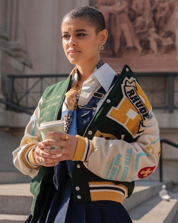 Foto: instagram.com/gossipgirl Seragam sekolah Julien Calloway/