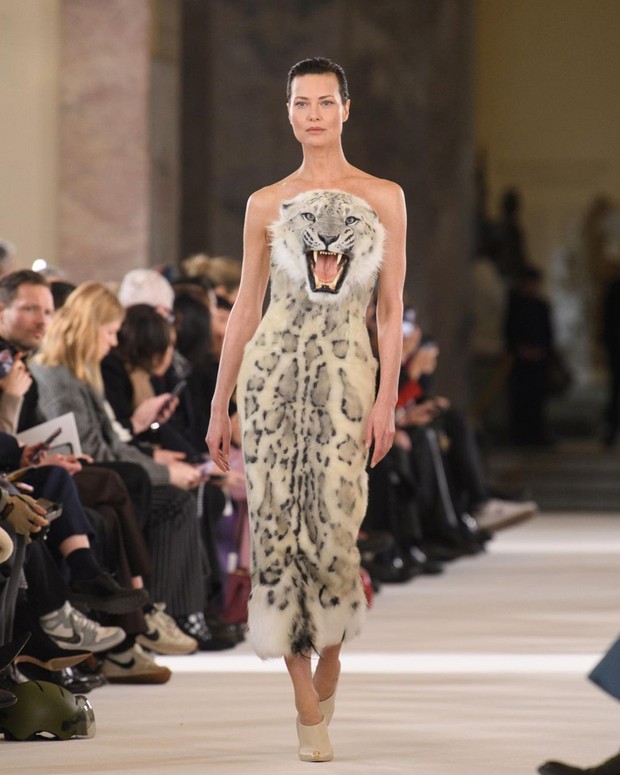 Gaun snow leopard dipakai model Shalom Harlow/