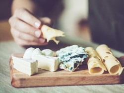 Gaji Rp 15 Juta Hanya Modal Makan Keju Sebelum Tidur, Mau Coba?