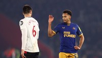 Pemain Newcastle Jacob Murphy meledek Duje Caleta-Car dengan aksi dadahnya. Momen Foto: REUTERS/DAVID KLEIN