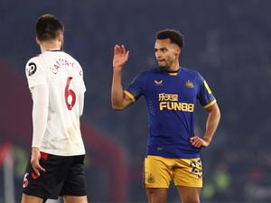 Momen Viral Carabao Cup: Dadah Ejek Lawan yang Kena Kartu Merah