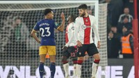 Nah, begini nih ekspresi Duje Caleta-Car saat dikasih aksi dadah Jacob Murphy. Foto: Getty Images/Robin Jones