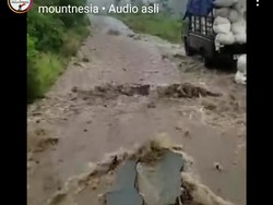 Viral Jalan Aspal Rusak Diterjang Air di Kaliangkrik Magelang, Ini Faktanya