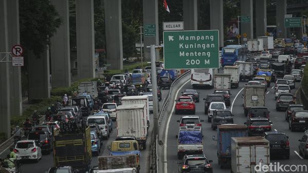 Jalan Gatsu-Polda Metro Jaya Macet Hingga Siang Ini