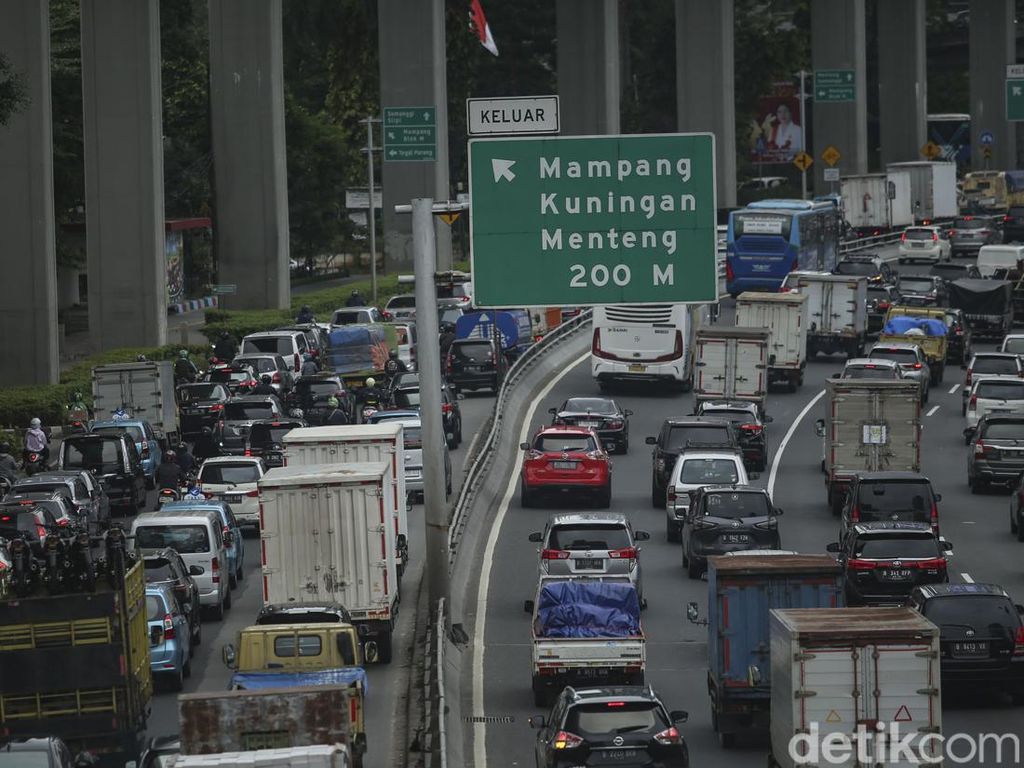 Jalan Gatsu-Polda Metro Jaya Macet Hingga Siang Ini