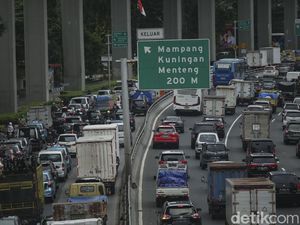 Jalan Gatsu-Polda Metro Jaya Macet Hingga Siang Ini Jalan Gatsu-Polda Metro Jaya Macet Hingga Siang Ini