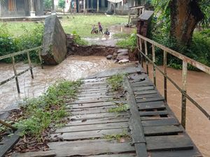 Pemkab Pandeglang Bakal Bangun Sementara Jembatan yang Ambruk di Saketi