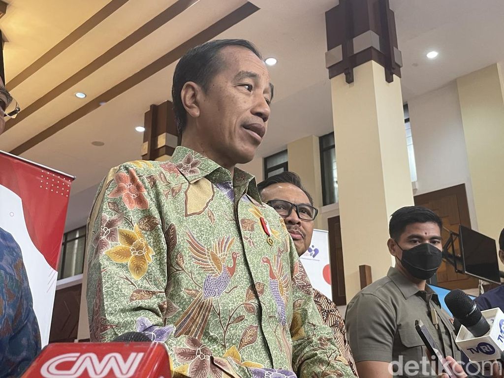 Respons Jokowi Disebut Bertemu Paloh Bahas Deklarasi Anies: Apa Urusannya?