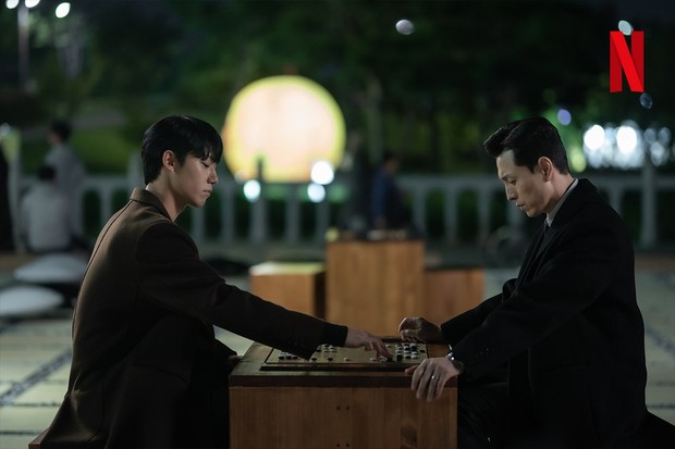 Jung Sung Il dan Lee Dohyun dalam cuplikan The Glory Season 2 / Foto : twitter.com/NetflixKR Jung Sung Il dan Lee Dohyun dalam cuplikan The Glory Season 2 / Foto : twitter.com/NetflixKR