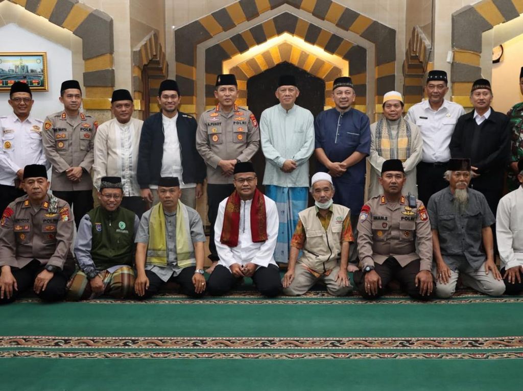 Salat Subuh dengan Warga, Kapolres Depok Minta Kamtibmas Wilayah Kondusif Salat Subuh dengan Warga, Kapolres Depok Minta Kamtibmas Wilayah Kondusif