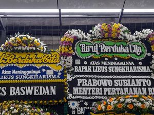 Karangan Bunga Penuhi Rumah Duka Lieus Sungkharisma, Ada dari Prabowo-Anies Karangan Bunga Penuhi Rumah Duka Lieus Sungkharisma, Ada dari Prabowo-Anies