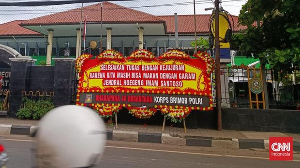 Karangan bunga dari rekan seangkatan Bharada E di PN Jaksel.