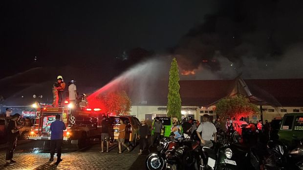 Salah satu gedung di kompleks markas Kepolisian Daerah Kalimantan Selatan (Polda Kalsel) kebakaran pada Rabu (25/1) malam.