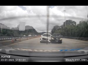 Innova Oleng Tabrak Veloz di Tol, Diduga Bingung dengan Marka Jalan